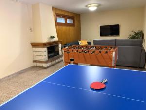 a living room with a ping pong table at villa costa blanca, privada para 12 personas y cerca playa Muchavista in San Juan de Alicante