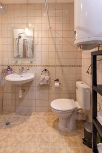 une salle de bains avec toilettes et lavabo dans l'établissement The Cozy Hub, Varna, à Varna 31 autres photos