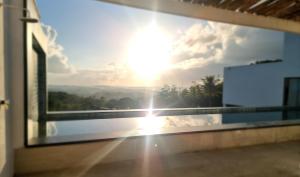 una ventana de un edificio con vistas al sol en Fazenda de Jehne, en Camamu