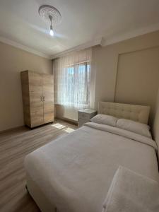 ein Schlafzimmer mit einem großen Bett und einem Fenster in der Unterkunft Sumgayit apart in Cayeli