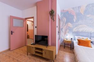 une chambre avec un lit et une télévision à écran plat dans l'établissement The Cozy Hub, Varna, à Varna