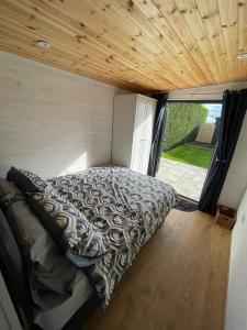 Ένα ή περισσότερα κρεβάτια σε δωμάτιο στο Maple Lodge Quirky Salvaged Railway Carriage with Hot Tub