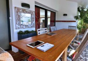einen Holztisch mit einem Laptop darüber in der Unterkunft Villa COLIVING EFFET MER - Nomad Digital - 4 chambres in Anglet