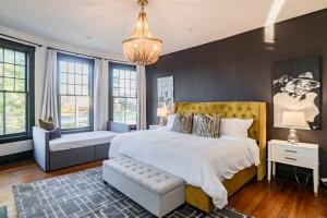 1 dormitorio con 1 cama grande y 1 sofá en Grand Historic Downtown Home that Gives Back, en Lynchburg