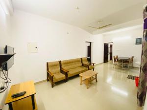 Een zitgedeelte bij Lahiz Apartments &Rooms