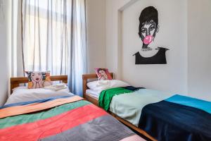 duas camas num quarto com um quadro na parede em Pop Art Rooms em Praga