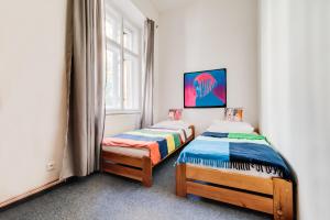 2 camas individuais num quarto com uma janela em Pop Art Rooms em Praga
