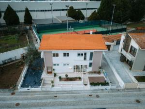 una vista aérea de una casa con techo naranja en Estação do Parque, en Santa Maria da Feira