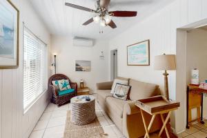 un soggiorno con divano e ventilatore a soffitto di Linda's Cozy Duplex B a Laguna Beach