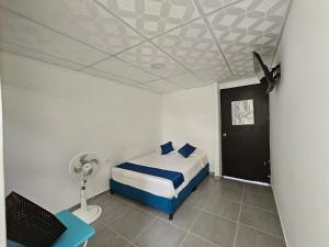 - une chambre avec un lit, un bureau et un ventilateur dans l'établissement tour & hosteleria moonlight, à Villavieja