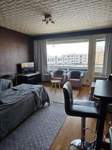 1 dormitorio con 1 cama y sala de estar en Miller Apartment - Free parking, airport 21min, en Klaukkala