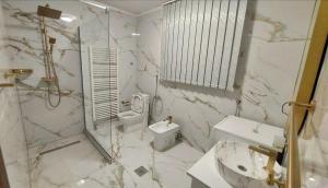 y baño con lavabo, aseo y ducha. en Riverside Resort Una, en Bihać