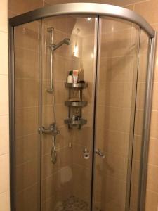 een douche met een glazen deur in de badkamer bij Obzor Beach Resort Beachfront in Obzor