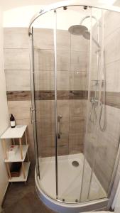 eine Dusche mit Glaskabine im Bad in der Unterkunft Apartamenty Nova na Krakowskiej No 3 in Bielsko-Biała