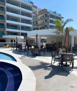 een architectonische weergave van het zwembad in een resort bij Apartamentos de 2 quartos com piscina na Praia dos Anjos in Arraial do Cabo