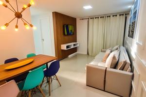 een keuken en eetkamer met een tafel en stoelen bij Apartamentos de 2 quartos com piscina na Praia dos Anjos in Arraial do Cabo