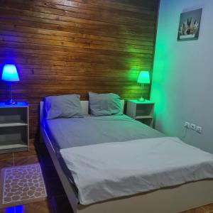 1 dormitorio con 1 cama con cabecero de madera en Beachbungalows STP en M. Peixe