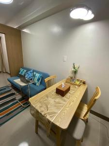 Posezení v ubytování Casa Herminia at Bloom Residences 2Br