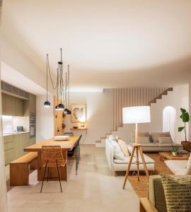コンポルタにあるSquare House . Comporta, Portugalのリビングルーム、ダイニングルーム(ダイニングテーブル、キッチン付)