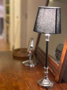 una lámpara sobre una mesa en 15 min to The Heart of London - Charming 2 bed Apartment, en Londres