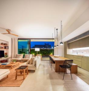 コンポルタにあるSquare House . Comporta, Portugalのソファとテーブルのあるリビングルーム +25枚の写真