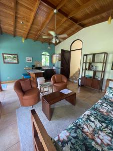 Postel nebo postele na pokoji v ubytování Mango Tree Villas + 37 fotografií