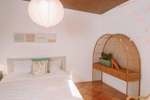 1 dormitorio con cama y estante de mimbre en RN Villa - San Benito en San Salvador