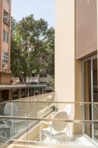 d'un balcon avec des chaises et une balustrade en verre. dans l'établissement Hôtel AL AFIFA, à Dakar