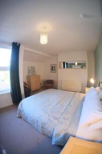 um quarto com uma cama grande e uma janela em Avon's View em Stratford-upon-Avon