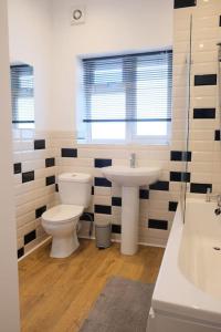 uma casa de banho com um WC e um lavatório em Avon's View em Stratford-upon-Avon