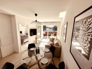 sala de estar con sofá y mesa en Agatha, appartement T2 premium tennis center, en Cap d'Agde
