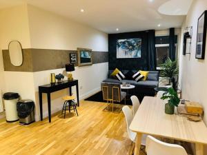 a living room with a couch and a table at Mesh Accommodation Ashford Town Centre 2 Bed Apartment for Contractors, Families, Relocators with Parking in Kent