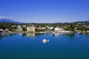 a small boat in a large body of water at Beachhaus Velden in Velden am Wörthersee