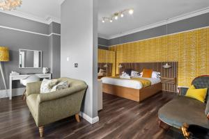 Habitación de hotel con cama y silla en Ravilious, en Eastbourne