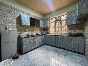 uma cozinha com um frigorífico e uma bancada em MyPlace Suites 2-Bed Apartment Kagarama Kigali em Kigali
