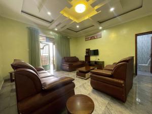 uma sala de estar com mobiliário de couro e um tecto em MyPlace Suites 2-Bed Apartment Kagarama Kigali em Kigali