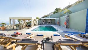 dom z basenem i leżakami w obiekcie Royal Hill Villa - Private Pool - Sleeps 8 w mieście Hersonissos