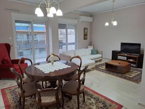 salon ze stołem, krzesłami i kanapą w obiekcie Patras Stay w mieście Patras