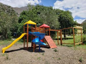 un parque infantil con un tobogán y un tobogán en Condominio La Curva, en Churín