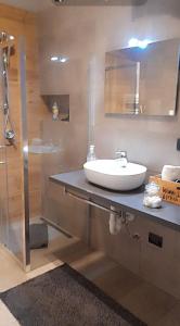ein Bad mit einem Waschbecken und einer Dusche in der Unterkunft Molino nuovo in Maslianico
