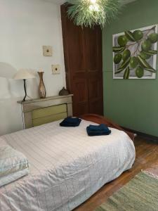 Kaya Rentals في بيلفيس: غرفة نوم عليها سرير وفوط