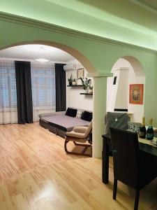 - un salon avec un lit et un canapé dans l'établissement Klebi’s Apartmanház 20, à Balatonföldvár