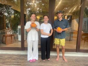 Un homme et deux femmes et un homme tenant des oranges dans l'établissement Thalangama Lakeview Lodge, à Battaramulla