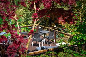 eine Terrasse mit einem Tisch, Stühlen und Blumen in der Unterkunft Heatherlie House Hotel in Selkirk