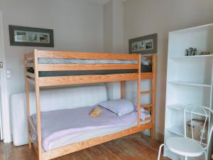 Zimmer mit Etagenbett und Etagenbett mit Leiter in der Unterkunft Villa 300m de la plage in Le Touquet-Paris-Plage