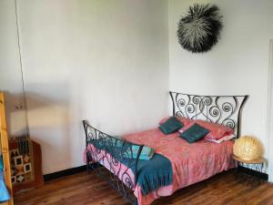 Kaya Rentals في بيلفيس: غرفة نوم مع سرير مع لحاف احمر