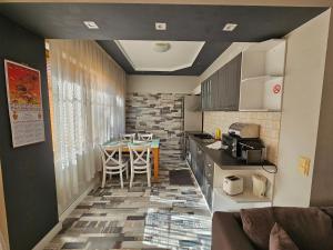 eine kleine Küche mit einem Tisch in einem Zimmer in der Unterkunft Grey central apartment in Warna