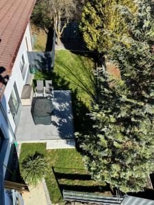 an overhead view of a yard with a bench at Alpinsuite - modern - elegant in Waltenhofen