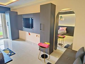Televisyen dan/atau pusat hiburan di Siddha Xanadu Studio 310, Poolside Near Airport, CC2 Mall