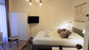 een slaapkamer met een bed en een tv aan de muur bij Centre Cannes, Studio 103, 2 personnes By Palmazur in Cannes